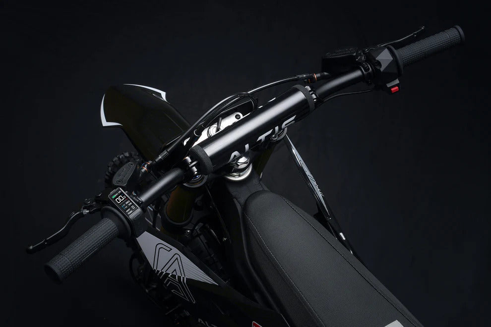 Close Up of the Handle Bars of the Altis E Bike